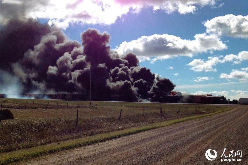 加拿大一輛載危險品火車脫軌起火 火焰高達30米【3】