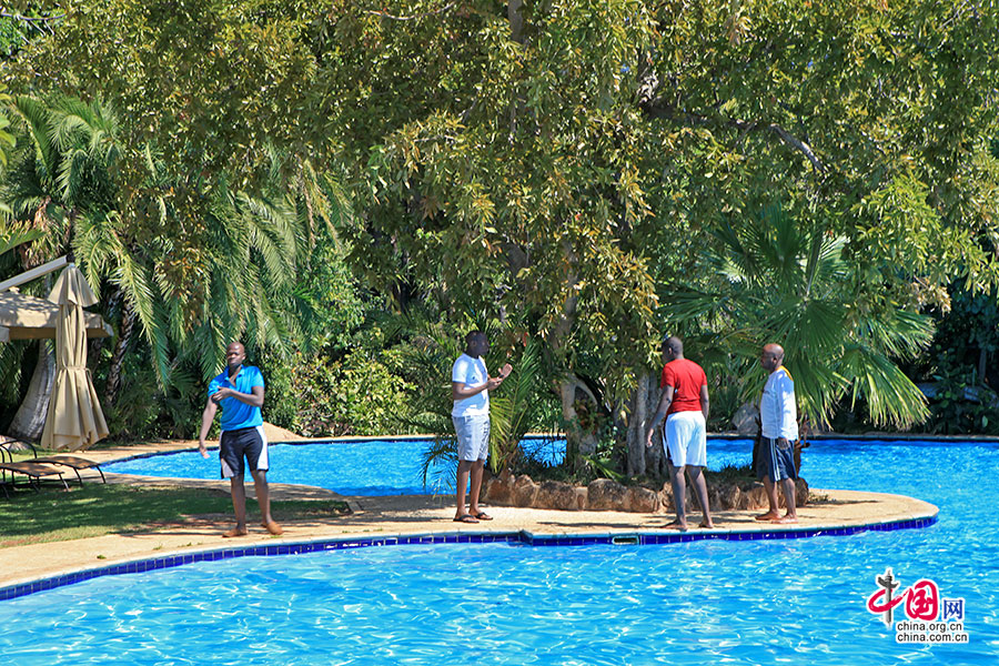 泳池边的工作人员为南非原住民