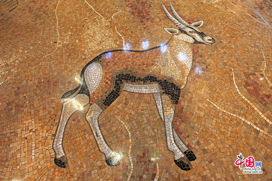 地面的马赛克画也以非洲动物为主题