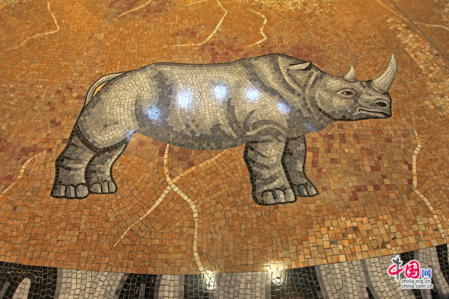 地面的马赛克画也以非洲动物为主题