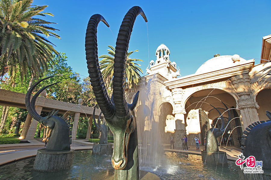 中庭的羚羊喷泉