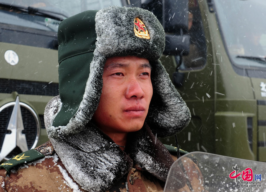 边防战士风雪中站岗图片