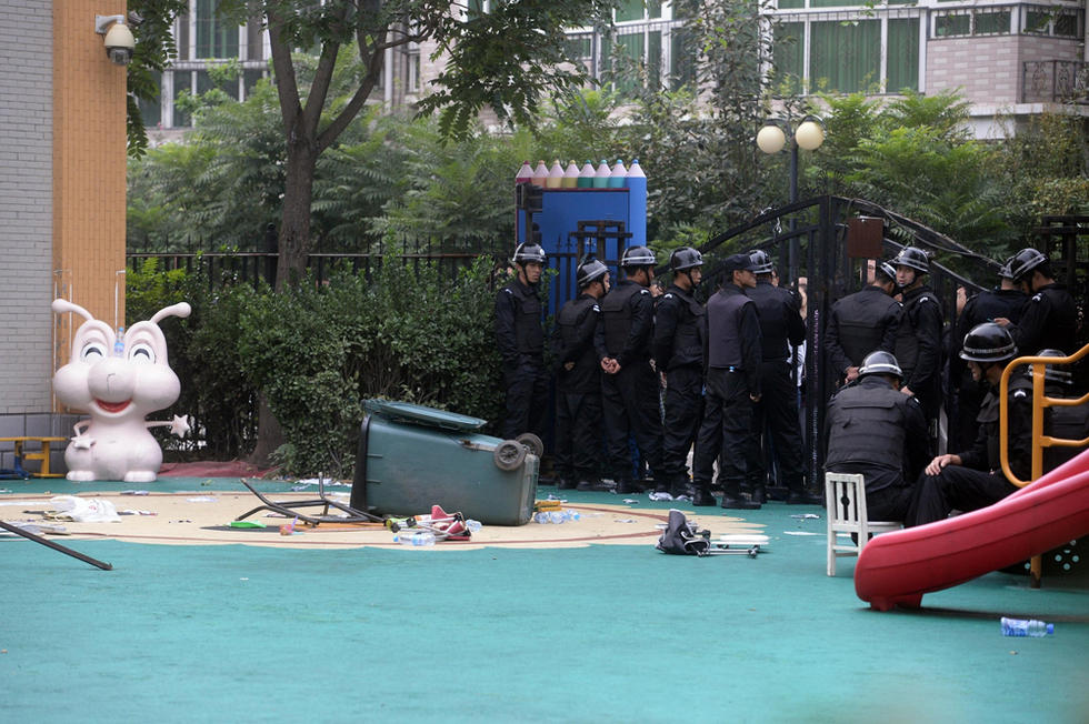北京一所幼儿园遭到50多名保安打砸