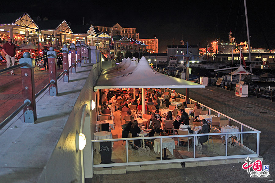 碼頭防浪堤上全是露天餐廳與酒吧，且座無虛席
