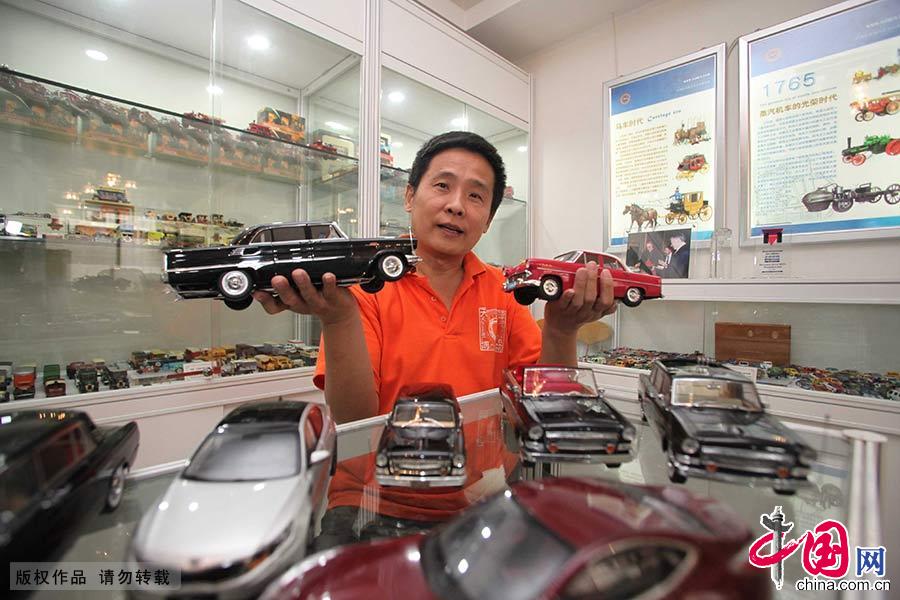 汽车模型收藏达人杨国发20多年以来，收藏了3000余件汽车模型以及1000余件明信片、牌照等汽车文化的周边产品