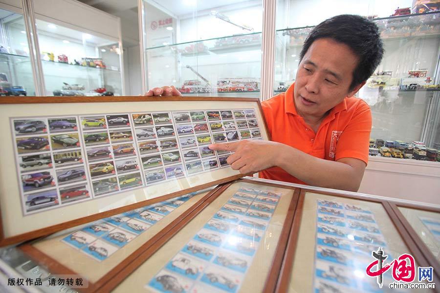 汽车模型收藏达人杨国发20多年以来，收藏了3000余件汽车模型以及1000余件明信片、牌照等汽车文化的周边产品