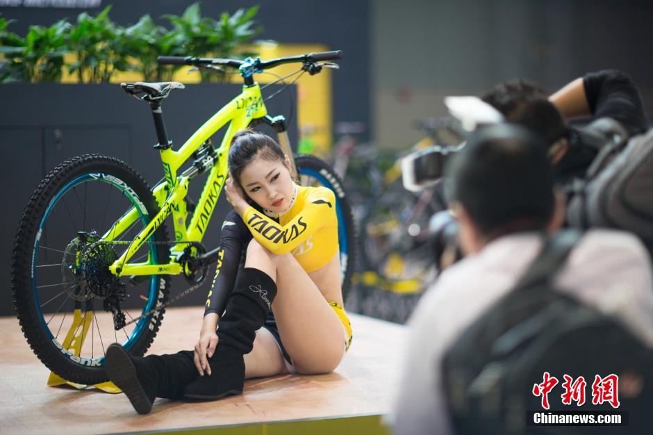 2014亞洲自行車展開幕 護士服女郎成亮點