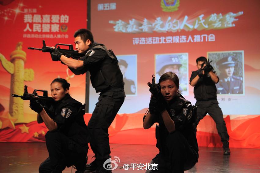 特警持槍行進戰術表演 反恐精英進北京電影學院