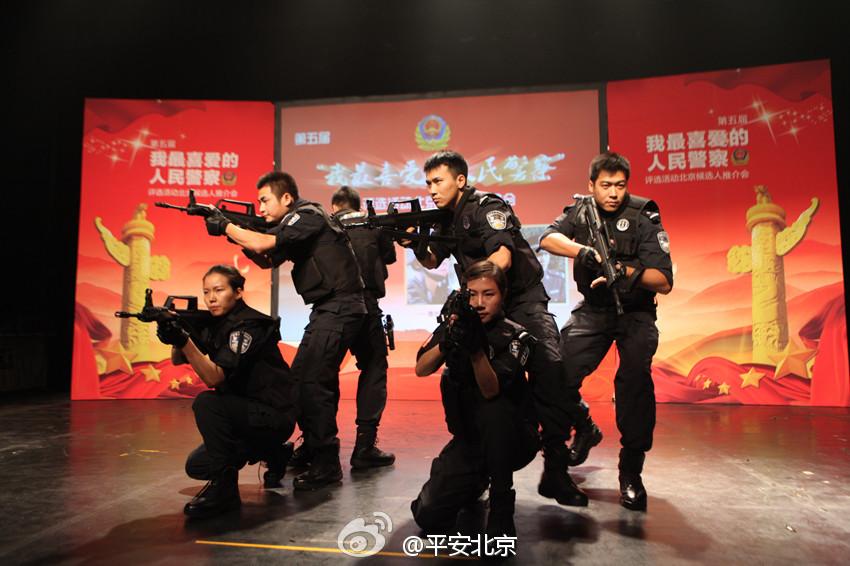 特警持槍行進戰術表演 反恐精英進北京電影學院