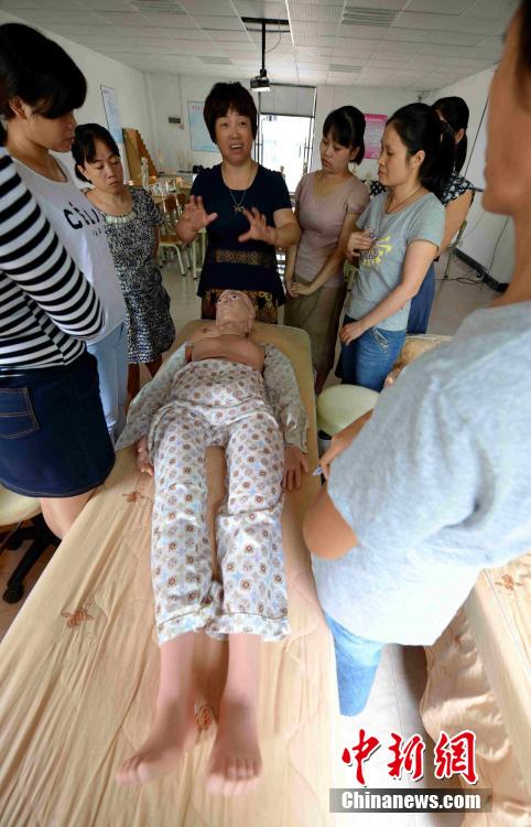 10月9日,培训班老师韩成红向学员讲解有关乳房按摩催乳方法张斌 摄