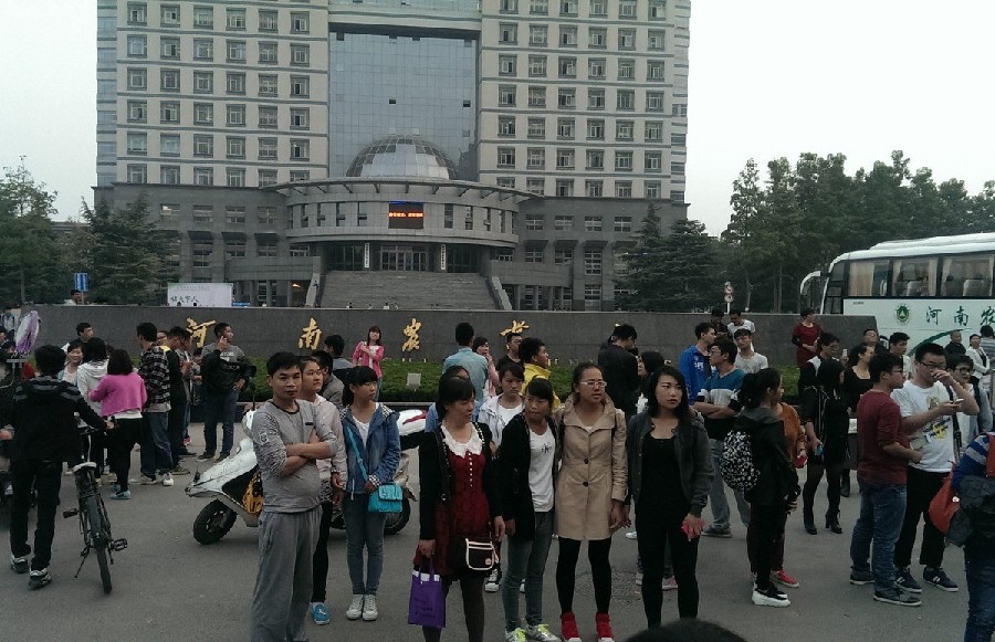 河南鄭州近千學生家長圍堵大學討説法