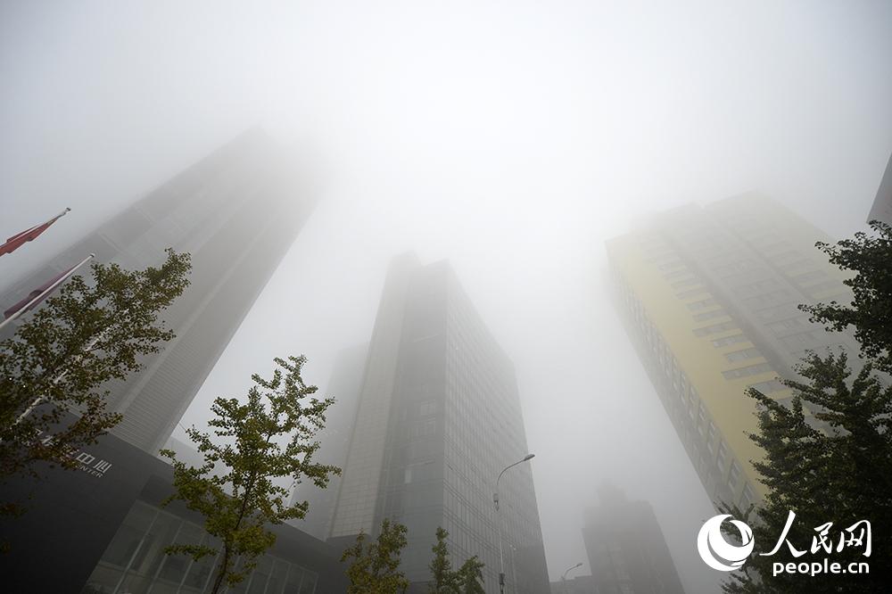 北京發佈大霧橙色預警 白天仍有重度霾