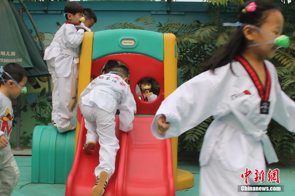 北京幼兒園為幼兒佩戴鼻罩防霧霾