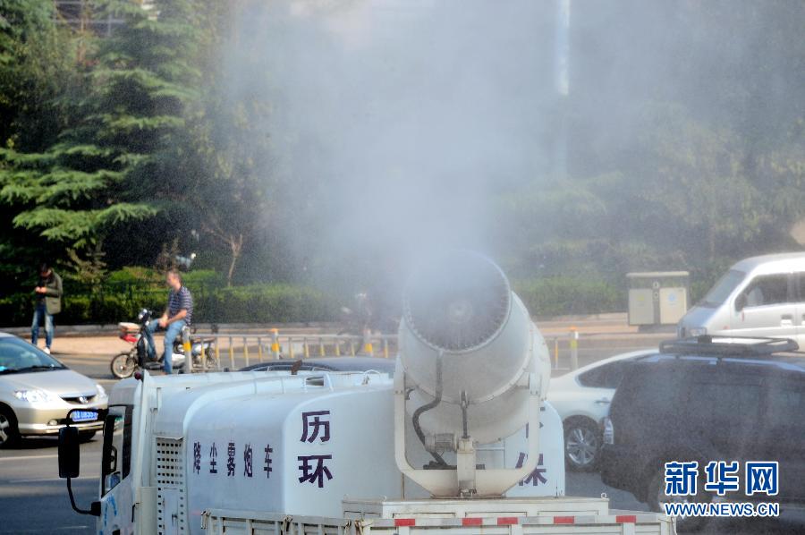 山东济南：“降尘雾炮车”上街降尘霾