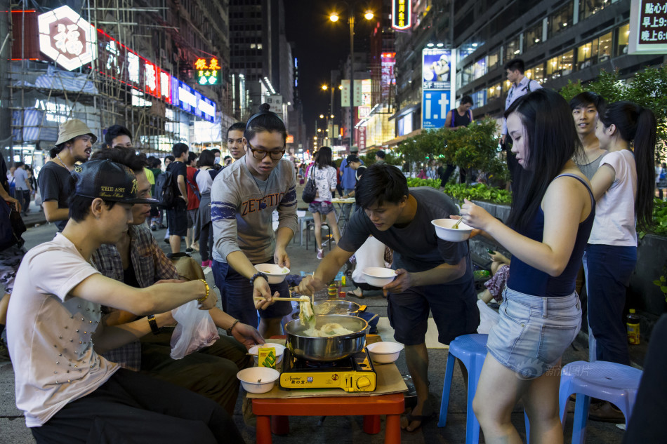 香港“占中”者路上打麻将涮火锅引不满