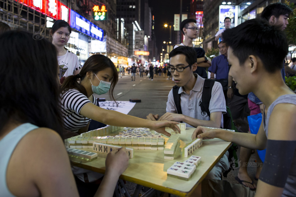 香港“佔中”者路上打麻將涮火鍋引不滿