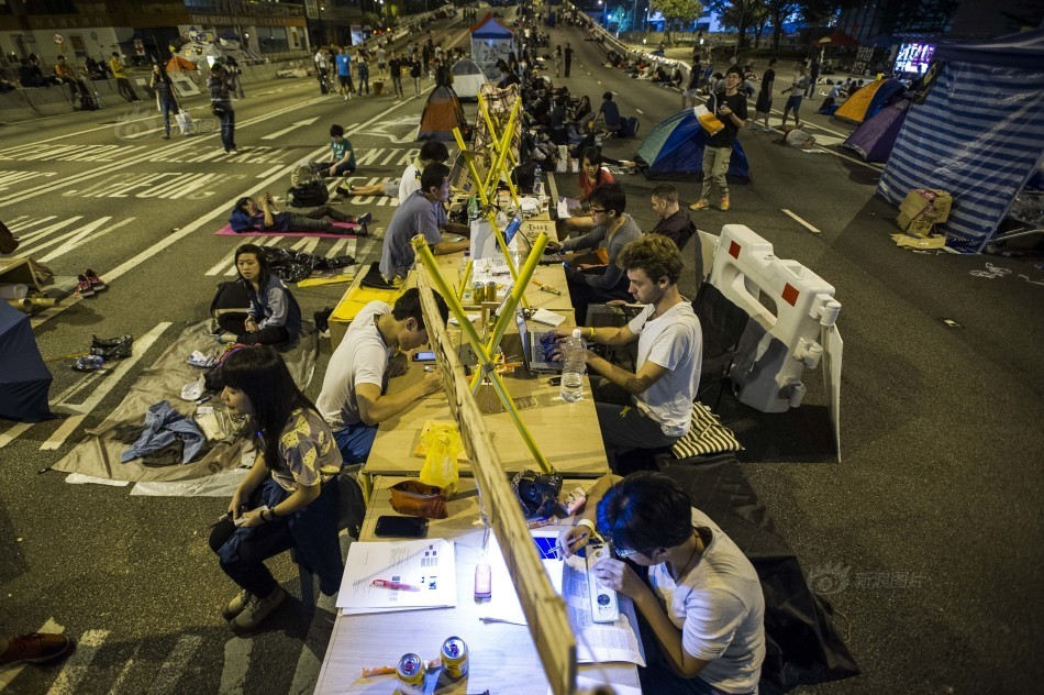 香港“佔中”者路上打麻將涮火鍋引不滿