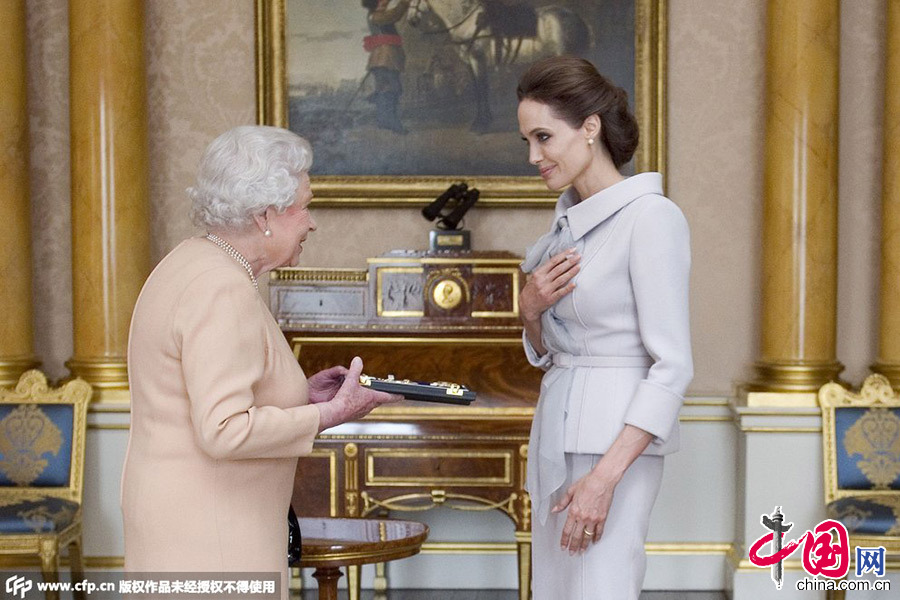 安吉丽娜·朱莉现身白宫授勋晋爵 获英国女王接见握手致意