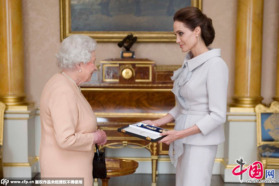 安吉丽娜·朱莉现身白宫授勋晋爵 获英国女王接见握手致意 图片作者:barcroftmedia/CFP