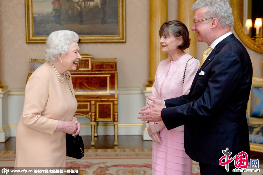 安吉丽娜·朱莉现身白宫授勋晋爵 获英国女王接见握手致意 图片作者:barcroftmedia/CFP