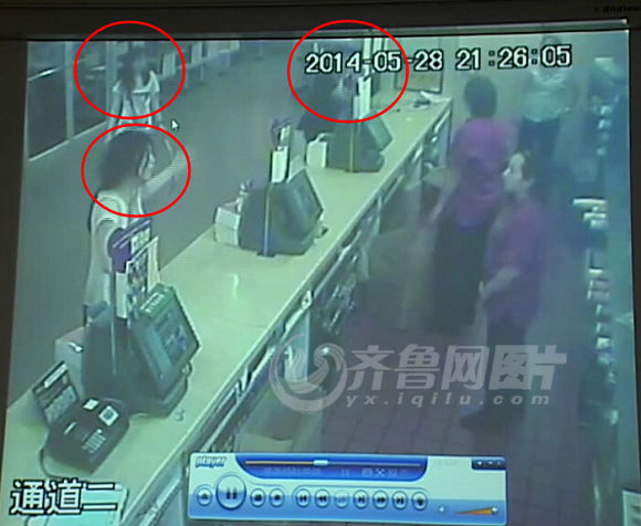 嫌犯張某某妻子、兩個女兒隨後來到櫃檯前打砸櫃檯。
