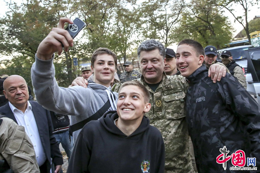 波罗申科视察乌东部军队 与民众合影秀亲民
