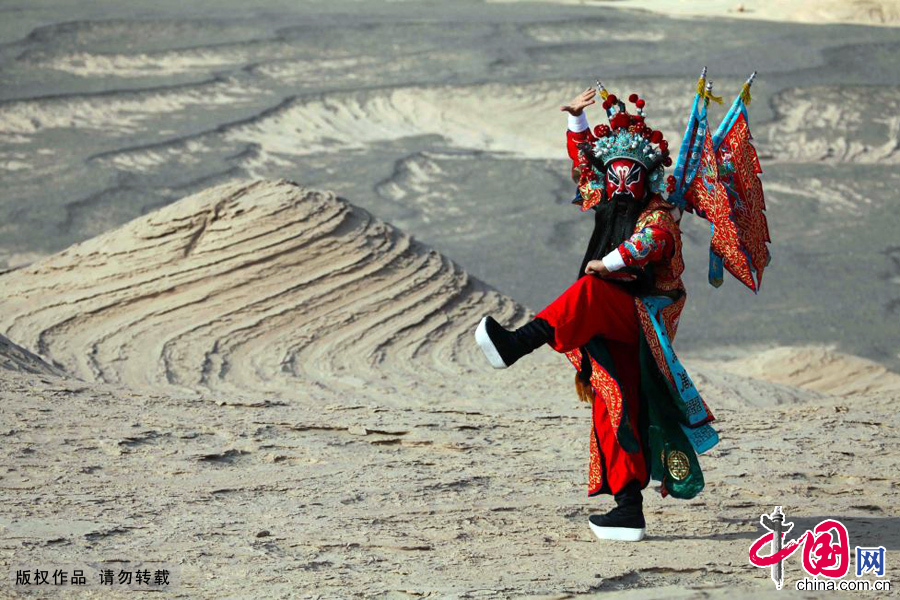 京劇服飾與哈密最美雅丹戈壁沙漠群。中國網圖片庫 孫繼虎/攝