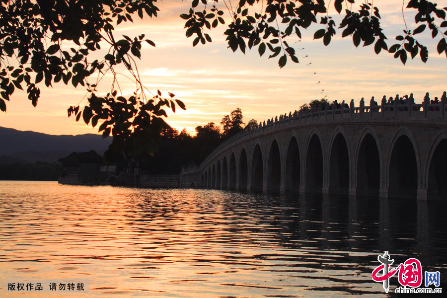 世界文化遗产颐和园，夕阳下的十七孔桥和昆明湖。