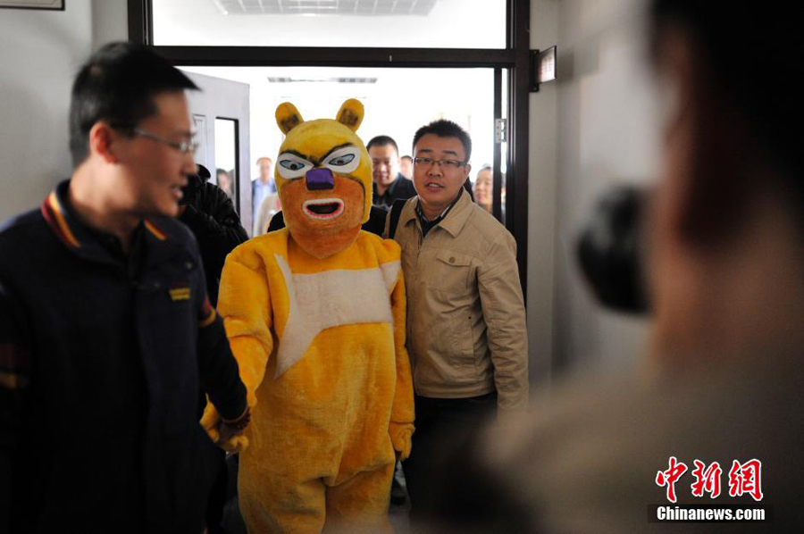 10月13日上午，在山西省福利彩票发行中心，中国彩票史上第三大奖得主身着卡通服装神秘现身兑奖，吸引了众多媒体前来采访。
