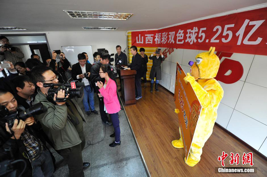10月13日上午,在山西省福利彩票发行中心,中国彩票史上第三大奖得主身