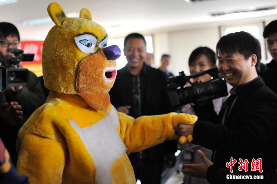 10月13日上午，在山西省福利彩票发行中心，中国彩票史上第三大奖得主身着卡通服装神秘现身兑奖，吸引了众多媒体前来采访。