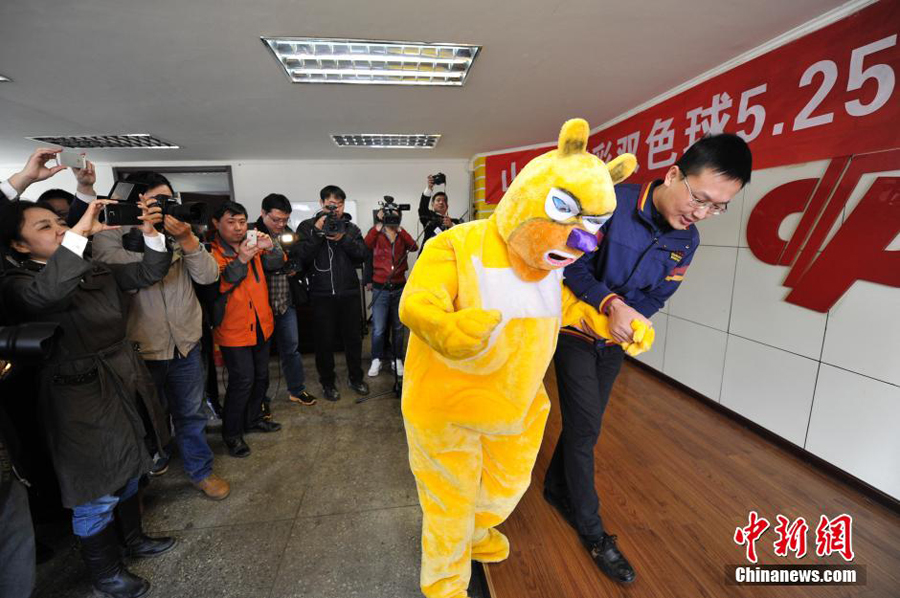 10月13日上午，在山西省福利彩票发行中心，中国彩票史上第三大奖得主身着卡通服装神秘现身兑奖，吸引了众多媒体前来采访。