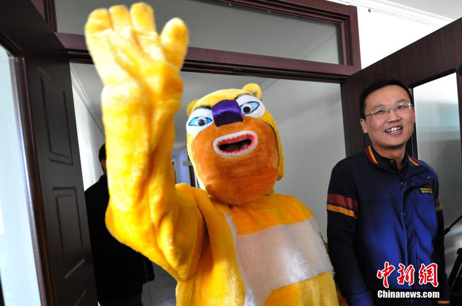 10月13日上午，在山西省福利彩票发行中心，中国彩票史上第三大奖得主身着卡通服装神秘现身兑奖，吸引了众多媒体前来采访。