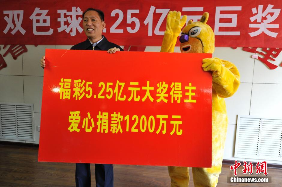 10月13日上午，在山西省福利彩票发行中心，中国彩票史上第三大奖得主身着卡通服装神秘现身兑奖，吸引了众多媒体前来采访。