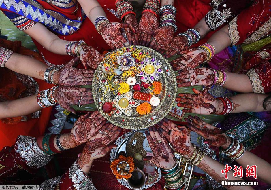 印度妇女庆祝“女人节”为夫祈福