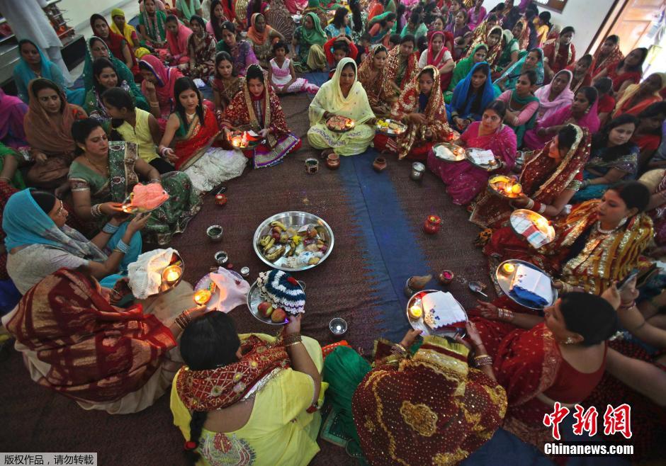 印度婦女慶祝“女人節”為夫祈福