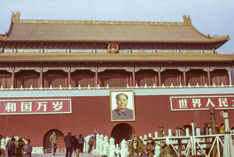 1979年美国人镜头中的中国人:围观老外