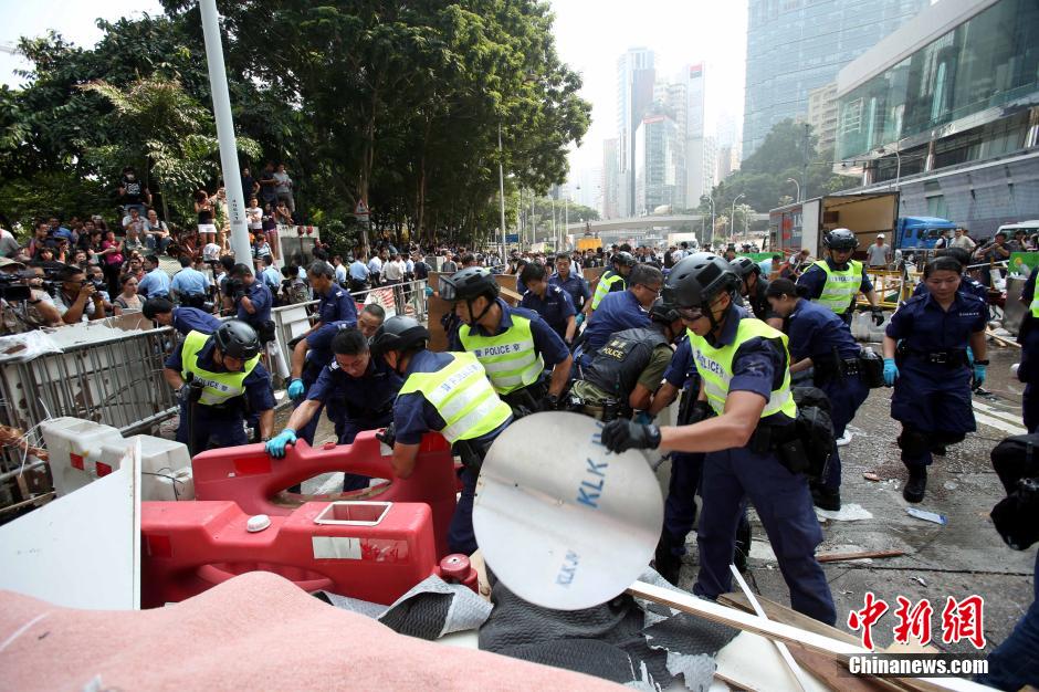 香港警方果断出击清除障碍物