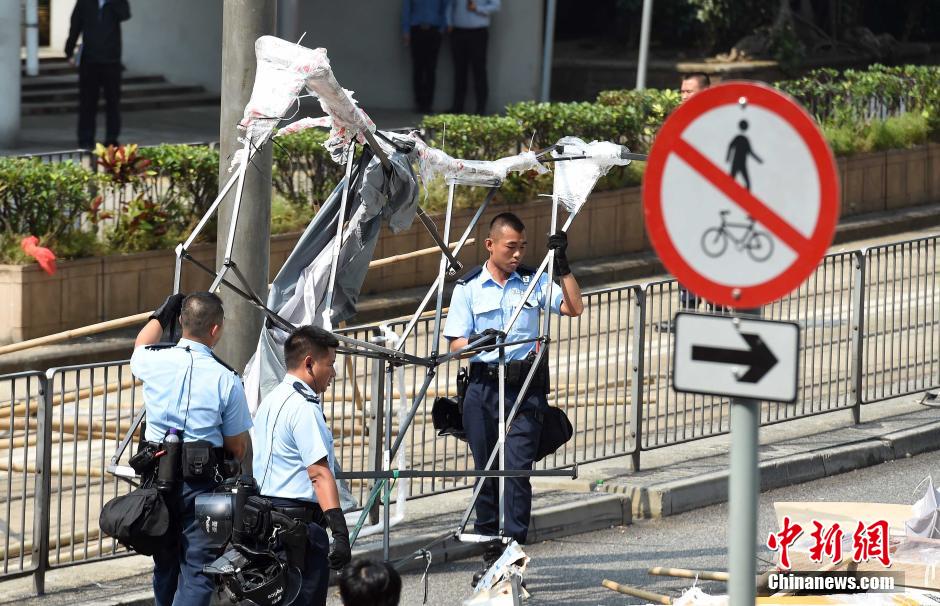 香港警方果斷出擊清除障礙物