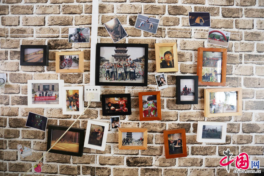  2014年10月01日，安徽省宿州市靈璧縣，90後大學畢業生楊天在自己開的死飛店裏。墻壁上是楊天自己製作的照片墻，上面記載著自己和小夥伴們的死飛騎行人生。