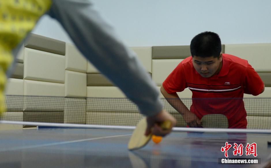 盲人乒乓球运动员赛前训练 听声捕捉球迹[组图]