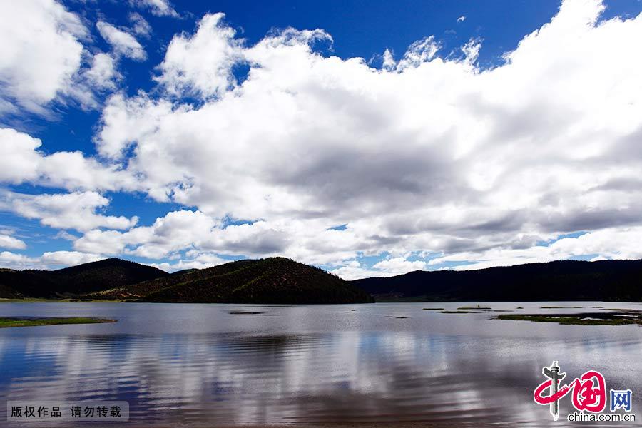 图为普达措国家公园属都湖美景。