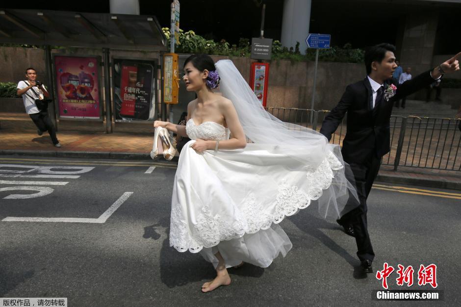 香港新娘赤足狂奔 穿越“占中”封锁区赶注册[组图]