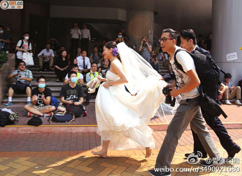 香港新娘赤足狂奔 穿越“占中”封锁区赶注册[组图]