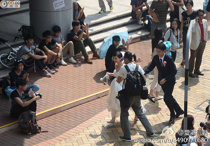 香港新娘赤足狂奔 穿越“占中”封锁区赶注册[组图]