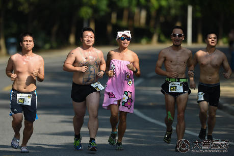 广州大学城光猪跑 选手只穿内衣参加