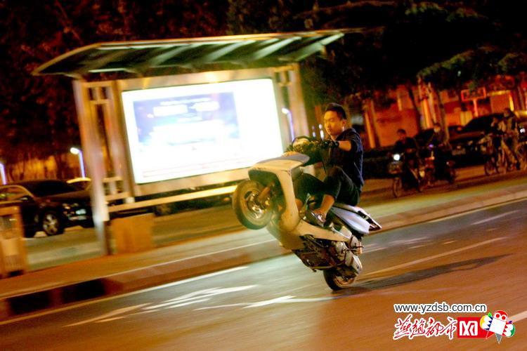 石家莊現深夜“飆車族” 車手多為中學生