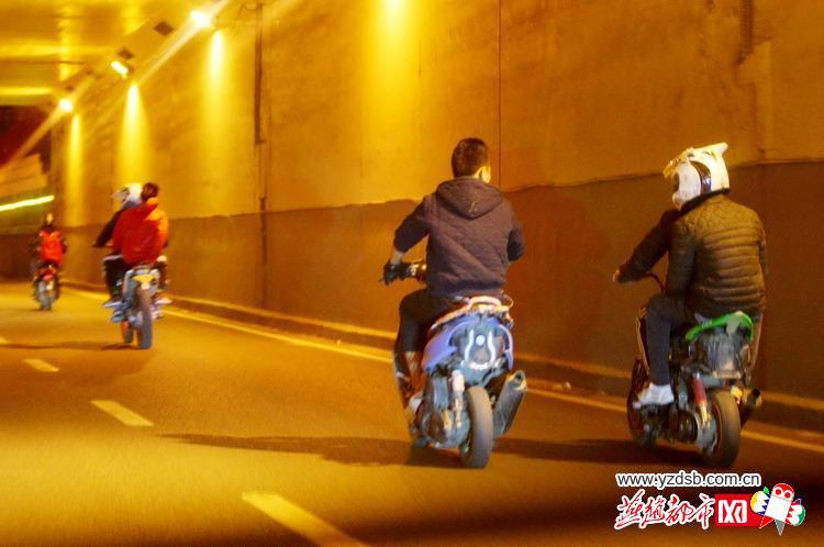 石家莊現(xiàn)深夜“飆車族” 車手多為中學(xué)生