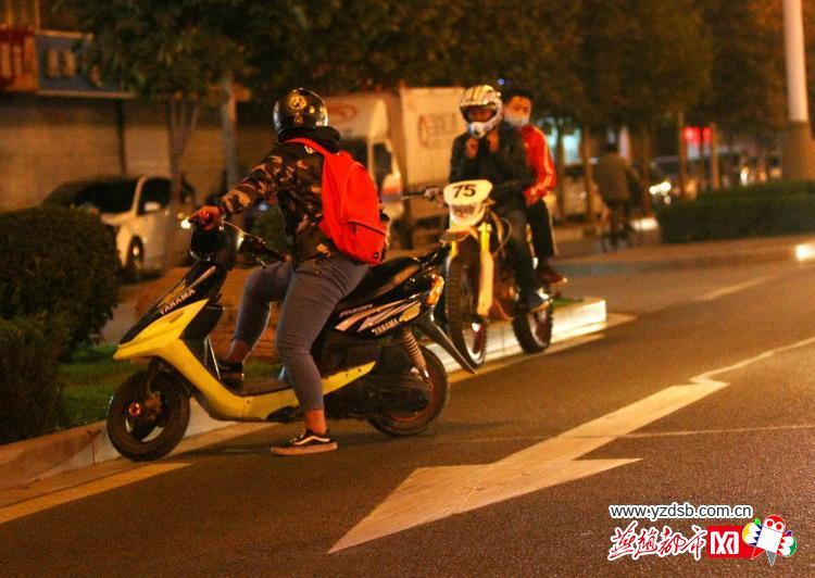 石家莊現(xiàn)深夜“飆車族” 車手多為中學(xué)生