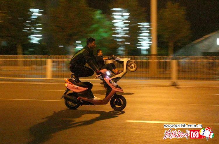 石家莊現(xiàn)深夜“飆車族” 車手多為中學(xué)生